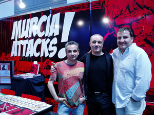 Los hermanos Álvarez y Jorge G. en el stand promocional de Murcia. Clic para acceder a Galería de imágenes